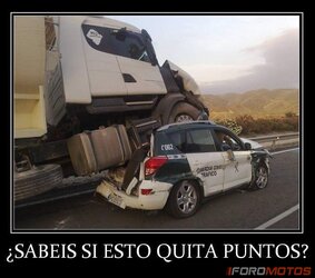 camion-encima-de-coche-guardia-civil-sabeis-si-esto-quita-puntos.jpg