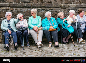 grupo-de-mujeres-ancianas-sentadas-en-un-banco-en-dia-de-viaje-aventura-el-castillo-de-stirlin...jpg